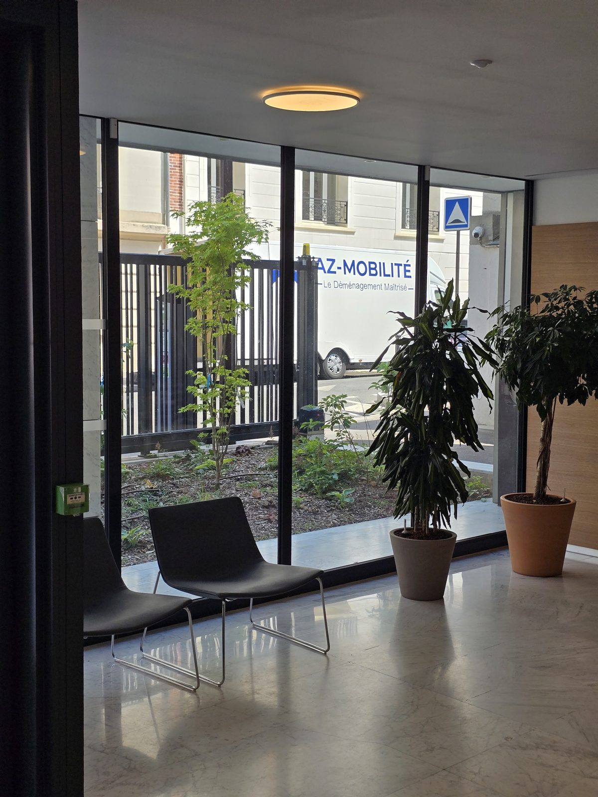 Camion AZ Mobilité stationné en bas de l'immeuble, vu depuis les fenêtres du plateau de bureaux