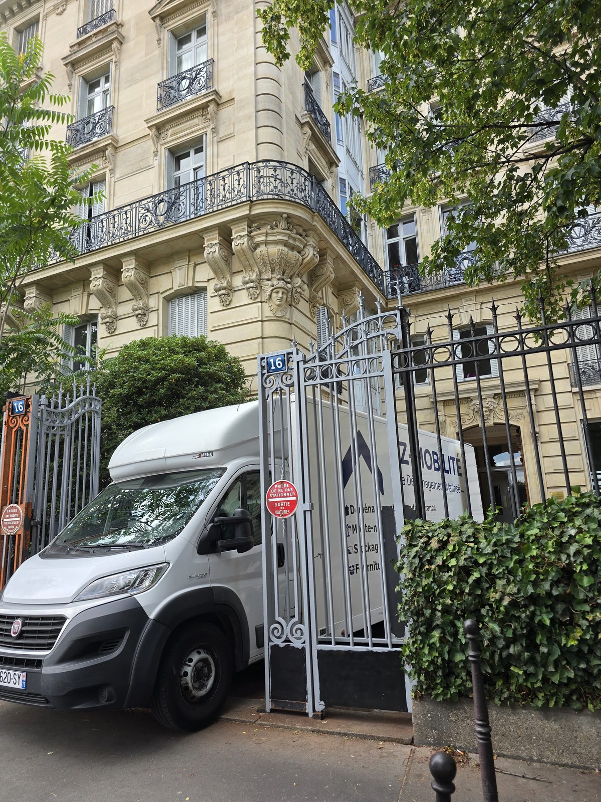 Camion AZ Mobilité franchissant le portail d'une propriété privée pour se positionner au plus près de l'entrée