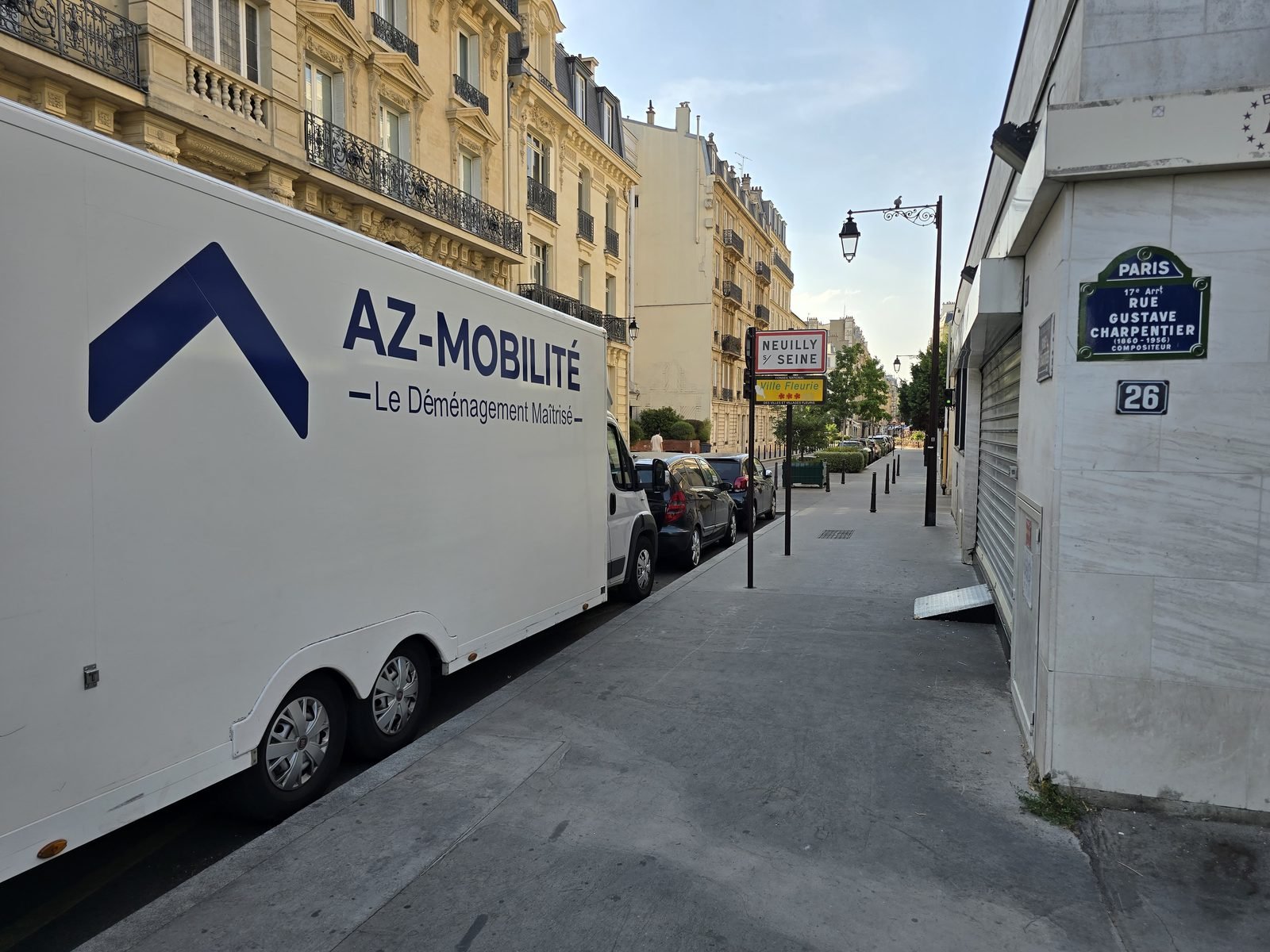 Camion de déménagement AZ Mobilité stationné dans une rue de Paris
