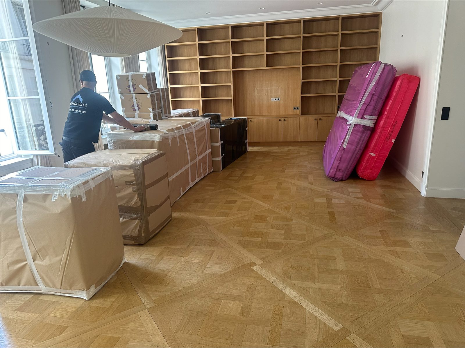Chef d'équipe AZ Mobilité devant du mobilier protégé avant chargement