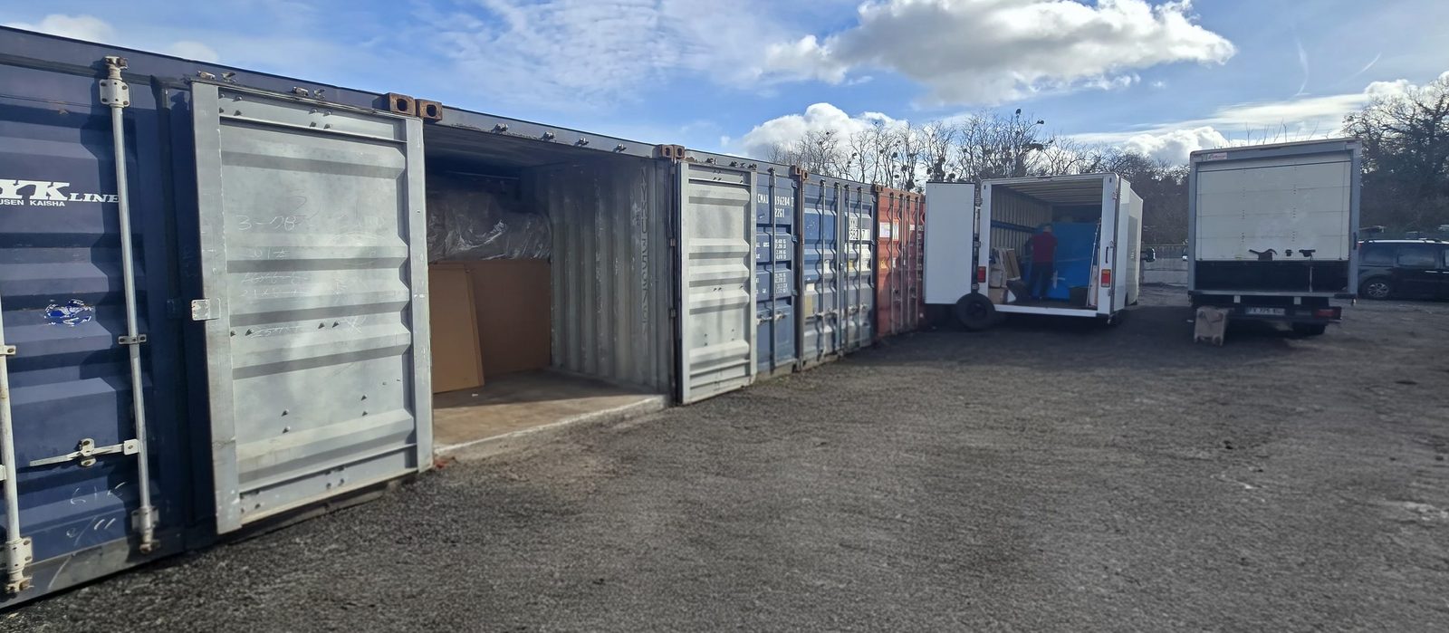 Camions AZ Mobilité livrant au garde-meuble de Herblay-sur-Seine, conteneurs de stockage individuels