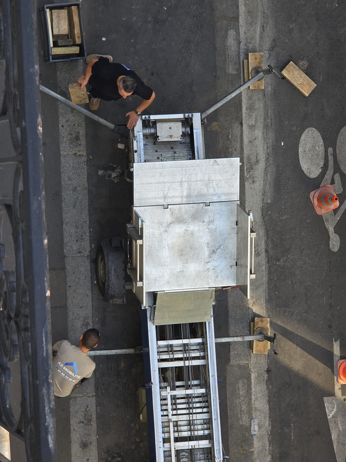 Installation d'un monte-meubles sur la chaussée par l'équipe AZ Mobilité