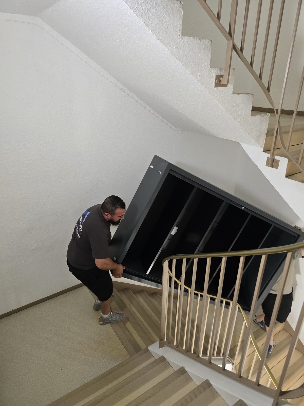 Manutention d'une armoire métallique dans une cage d'escalier par les déménageurs AZ Mobilité