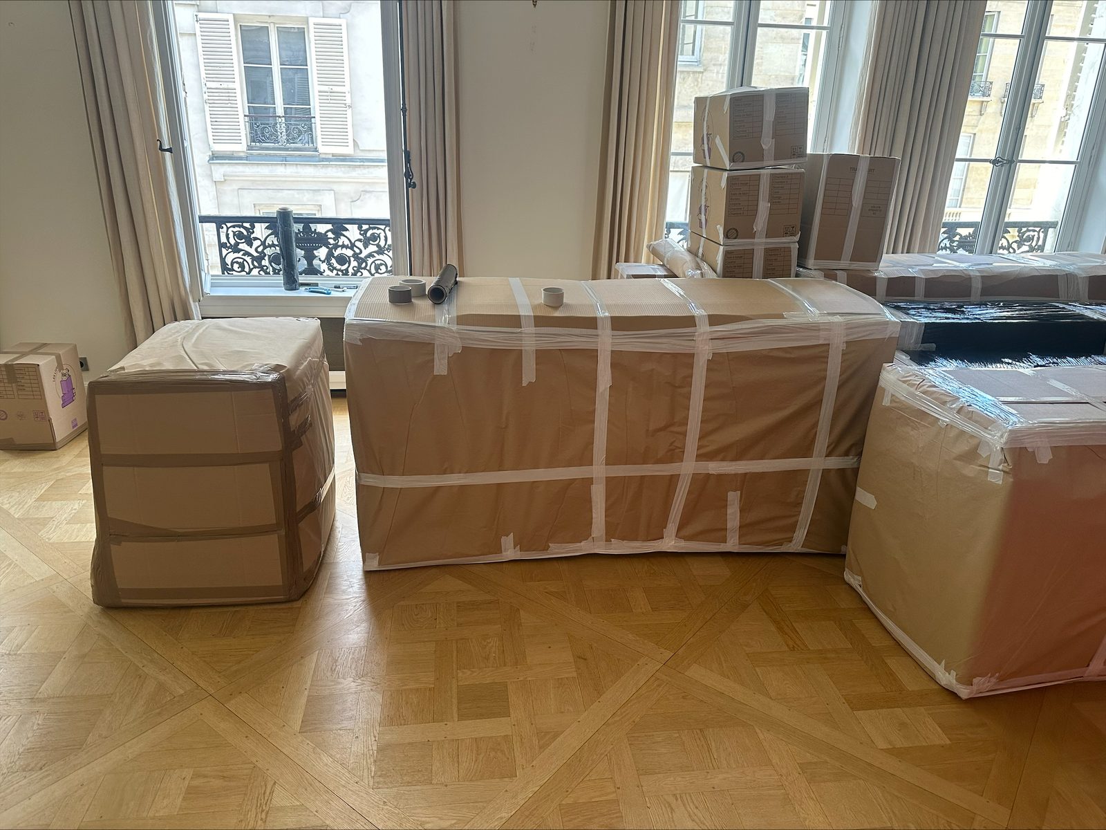 Mobilier de valeur sous protection renforcée avant chargement par AZ Mobilité