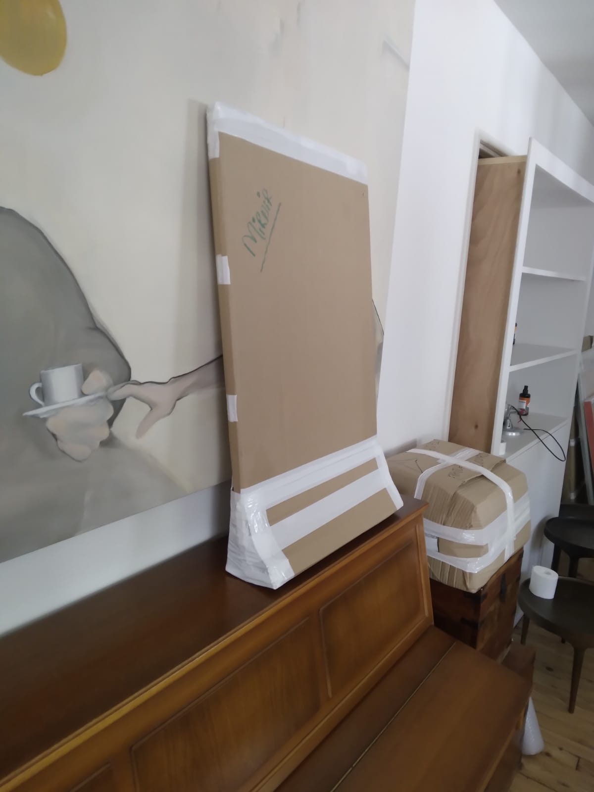 Tableaux et miroirs emballés individuellement dans des protections rigides