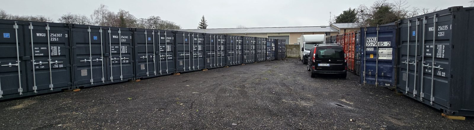 Base logistique AZ Mobilité de Herblay-sur-Seine, conteneurs de stockage alignés